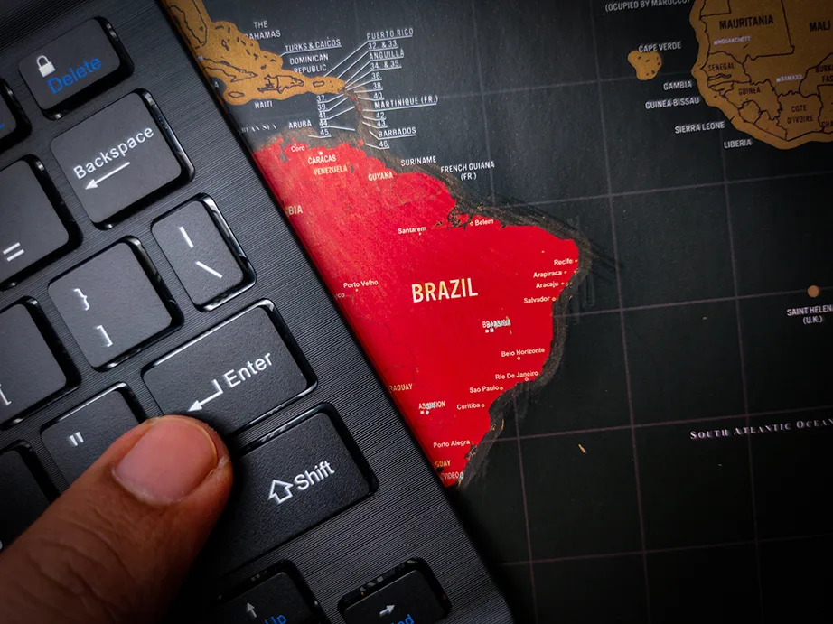 Teclado cobrindo o mapa do Brazil