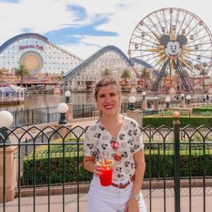 Gabi em frente à Disney