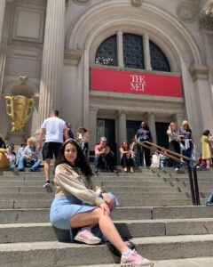 Larissa Venancio em frente ao The MET em New York