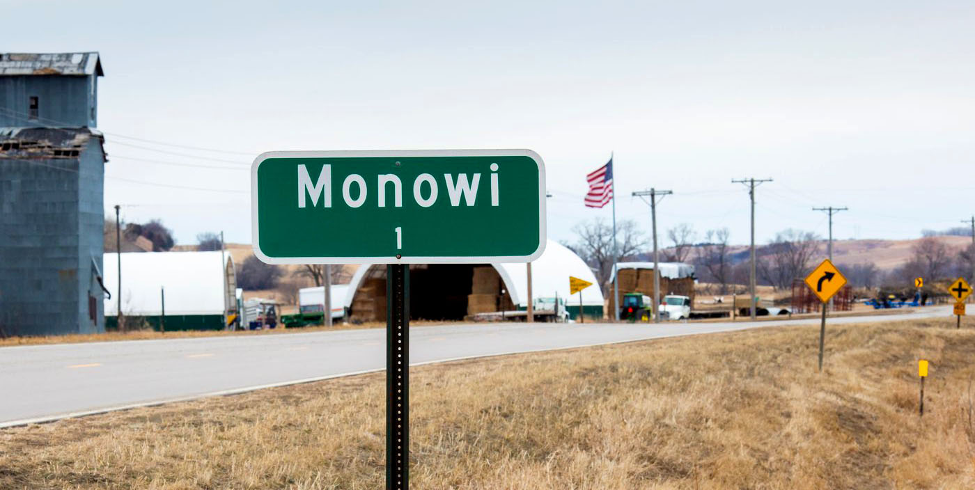 Placa da cidade de Monowi com o Numero de habitantes: 1