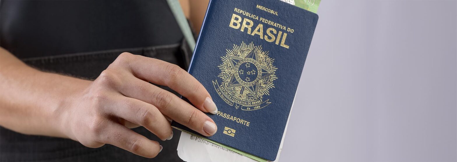 Mao Segurando Passaporte Brasileiro