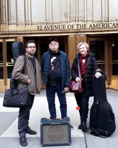Rejane Zilles, Jards Macale e Todd Neufeld em frente ao 32 Avenue of the Americas em NY