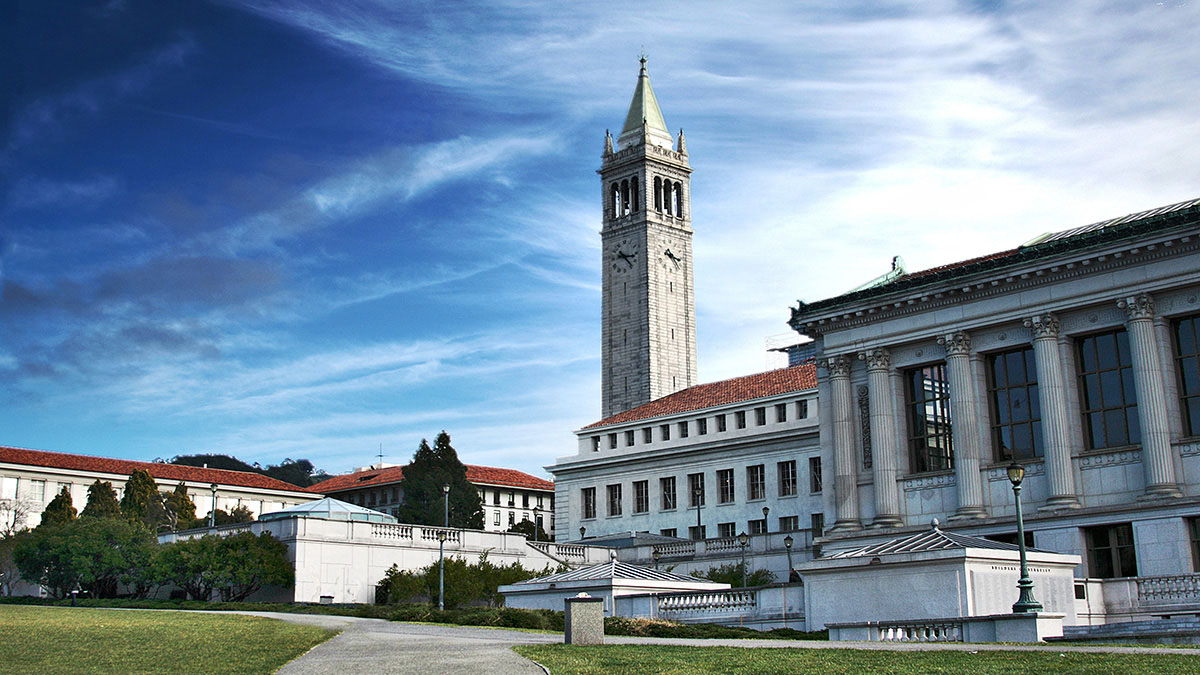 Universidade de Berkeley vista de lado com a torre ao topo