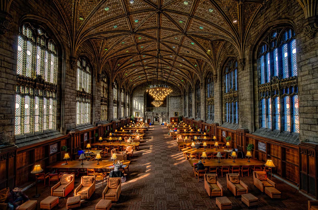 Universidade de Chicago vista de dentro do prédio. É possíver ver uma sala de estudos antiga e bem bonita.