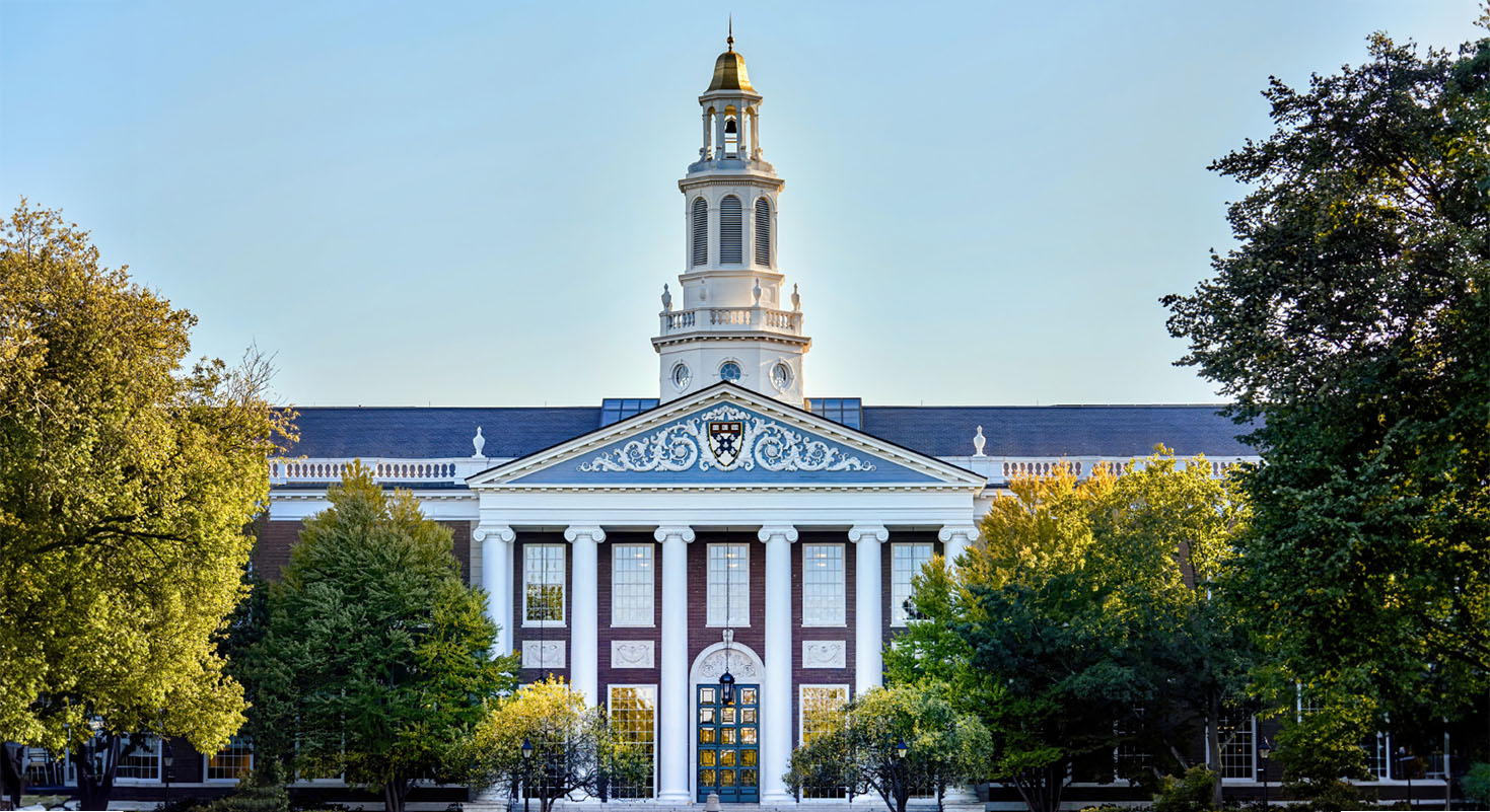 Foto de frente do predio principal da Universidade de Harvard