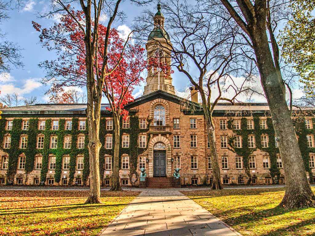 Universidade de Princeton vista de frente com arvores pelo caminho