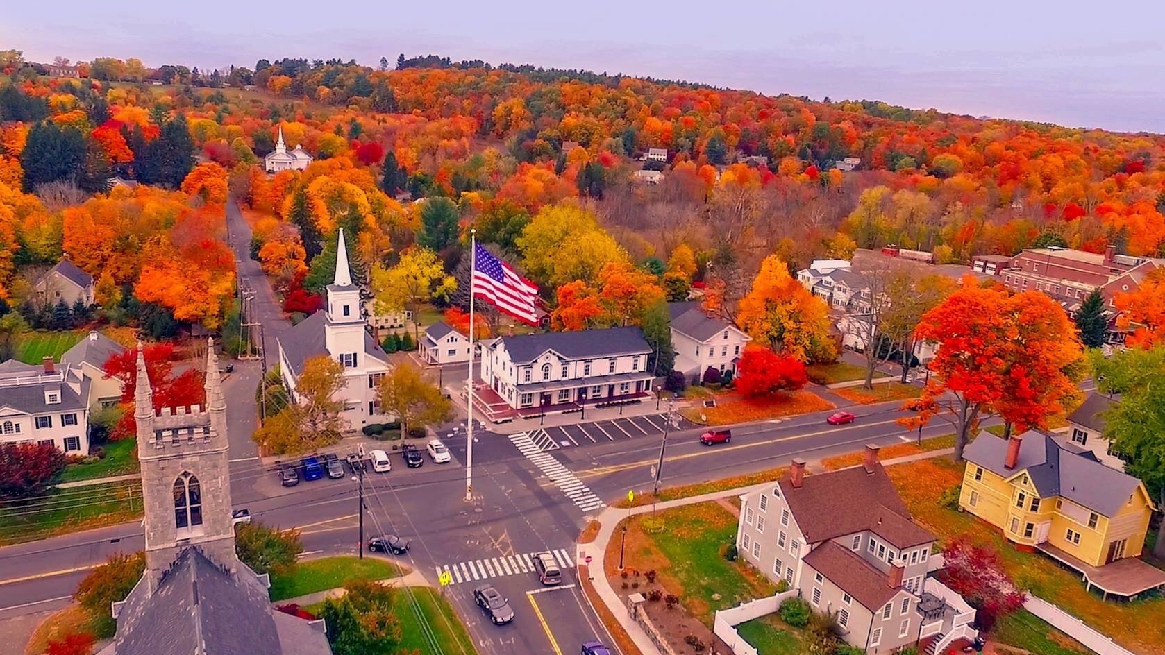Cidade de Danbury vista de cima no Outono com arvores amareladas