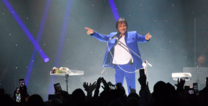 Roberto Carlos no palco cantando em um show internacional