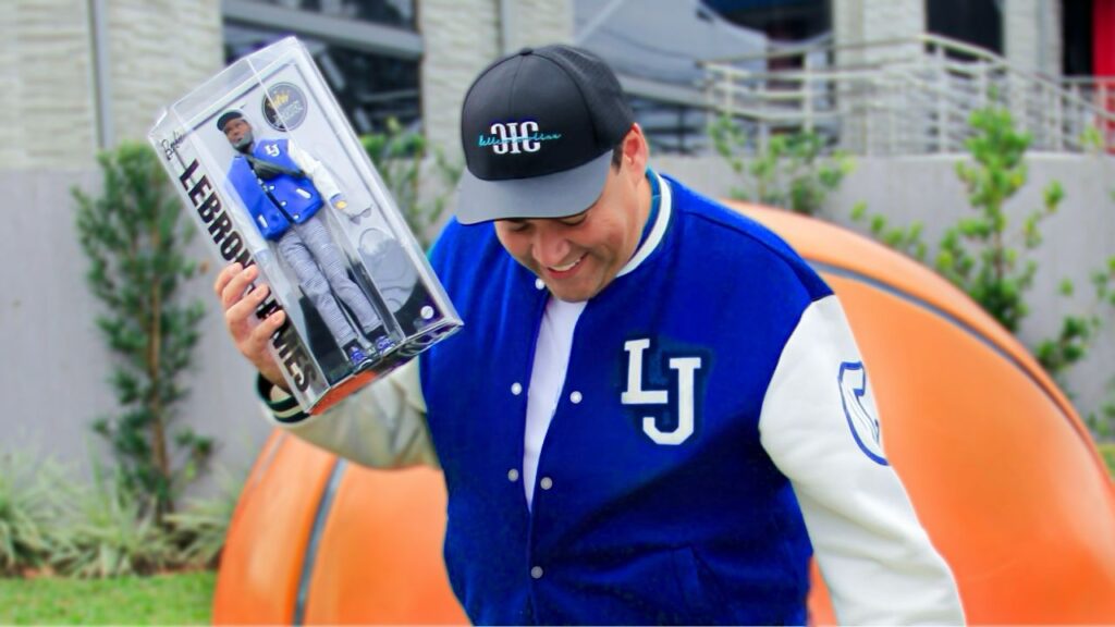 Bernardo Guedes segurando o Ken do Lebron James