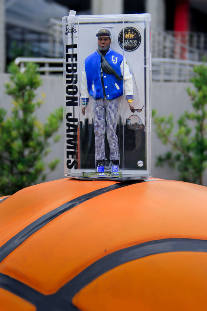 Boneco Ken do Lebron James na caixa