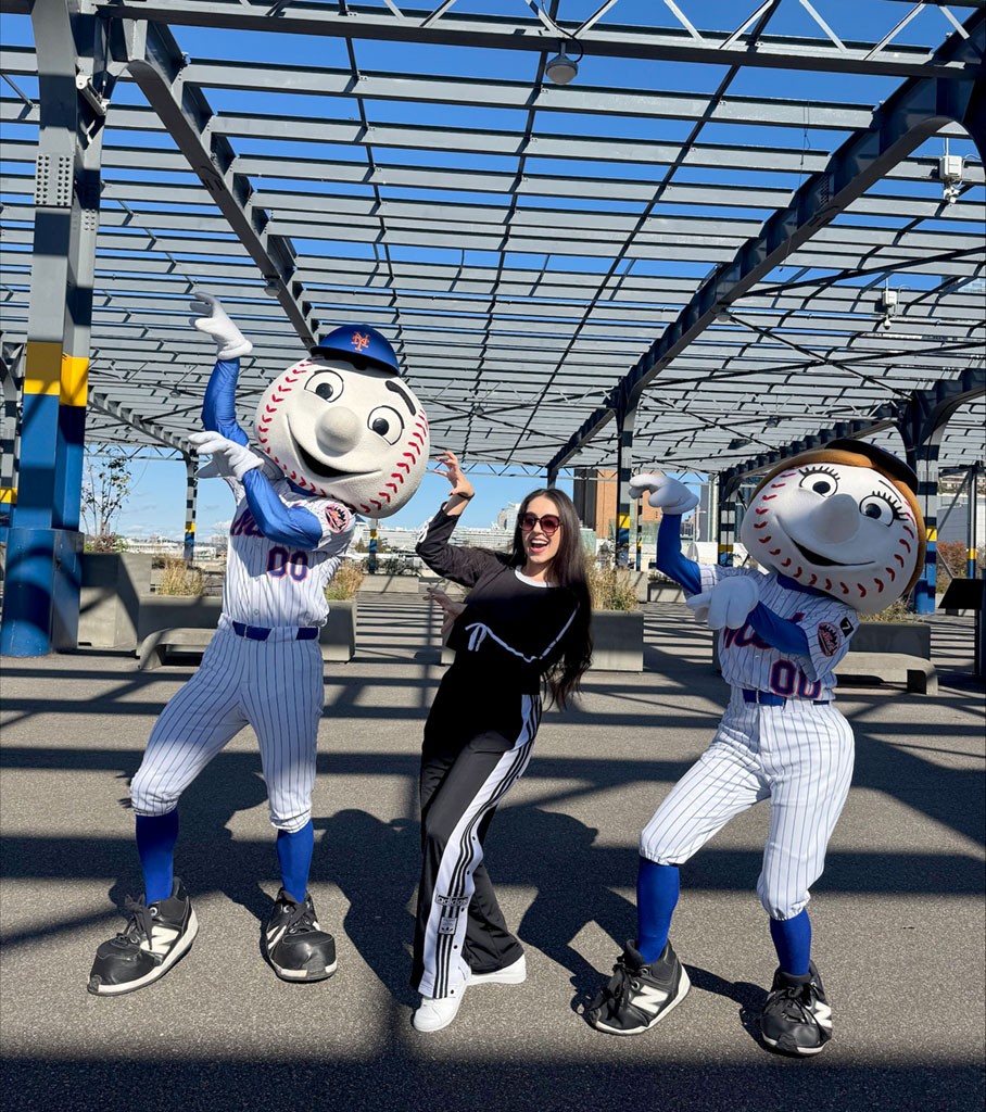 Surah Zakia ensaiando para a apresentacao Thriller do Halloween de Nova York